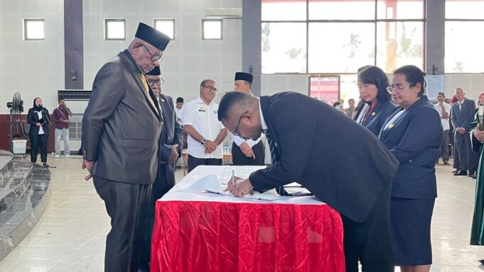 286 Pejabat Baru Pemkab Mimika Dilantik Bupati Johannes Rettob