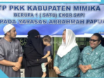 Penyerahan bantuan kurban oleh TP-PKK Mimika