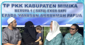 TP-PKK Mimika Serahkan Bantuan Hewan Kurban kepada Yayasan Arrahmah Papua