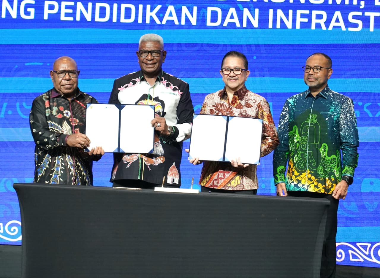 Bupati Mimika, Johanes Rettob dan Presiden PT Freeport Indonesia, Tony Wenas menunjukkan MoU disaksikan Wakil Bupati, Emanuel Kemong dan Claus Wamafma (Foto: Tim Multi Media Wakil Bupati)
