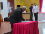 Bupati-Mimika-Johannes-Rettob-menandatangani-berita-acara-pelantikan Bupati-Mimika-Johannes-Rettob-menandatangani-berita-acara-pelantikan