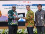 Gubernur Papua Tengah, Meki Nawipa ketika memberikan plakat kepada Wakil Menteri PPN/Wakil Kepala Bappenas, Febrian Alphyanto Ruddyard, (Foto: Humas Pemprov Papua Tengah)