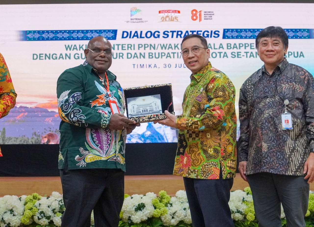 Gubernur Papua Tengah, Meki Nawipa ketika memberikan plakat kepada Wakil Menteri PPN/Wakil Kepala Bappenas, Febrian Alphyanto Ruddyard, (Foto: Humas Pemprov Papua Tengah)