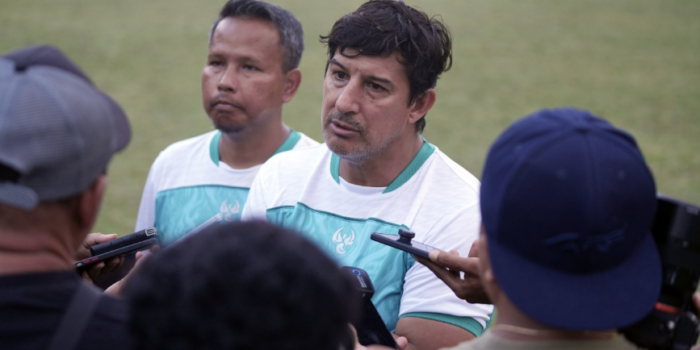 Pelatih Kepala Andri Ramawi bersama Direktur Sepak Bola Persipura, Angel Alfredo Vera