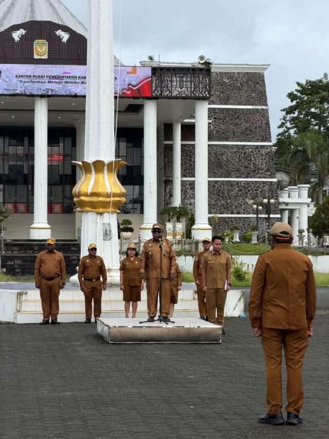 Wakil-Bupati-Mimika-Emanuel-Kemong-memimpin-apel-gabungan-pada-Senin-di-Kantor-Pusat-Pemerintahan-Kabupaten-Mimika