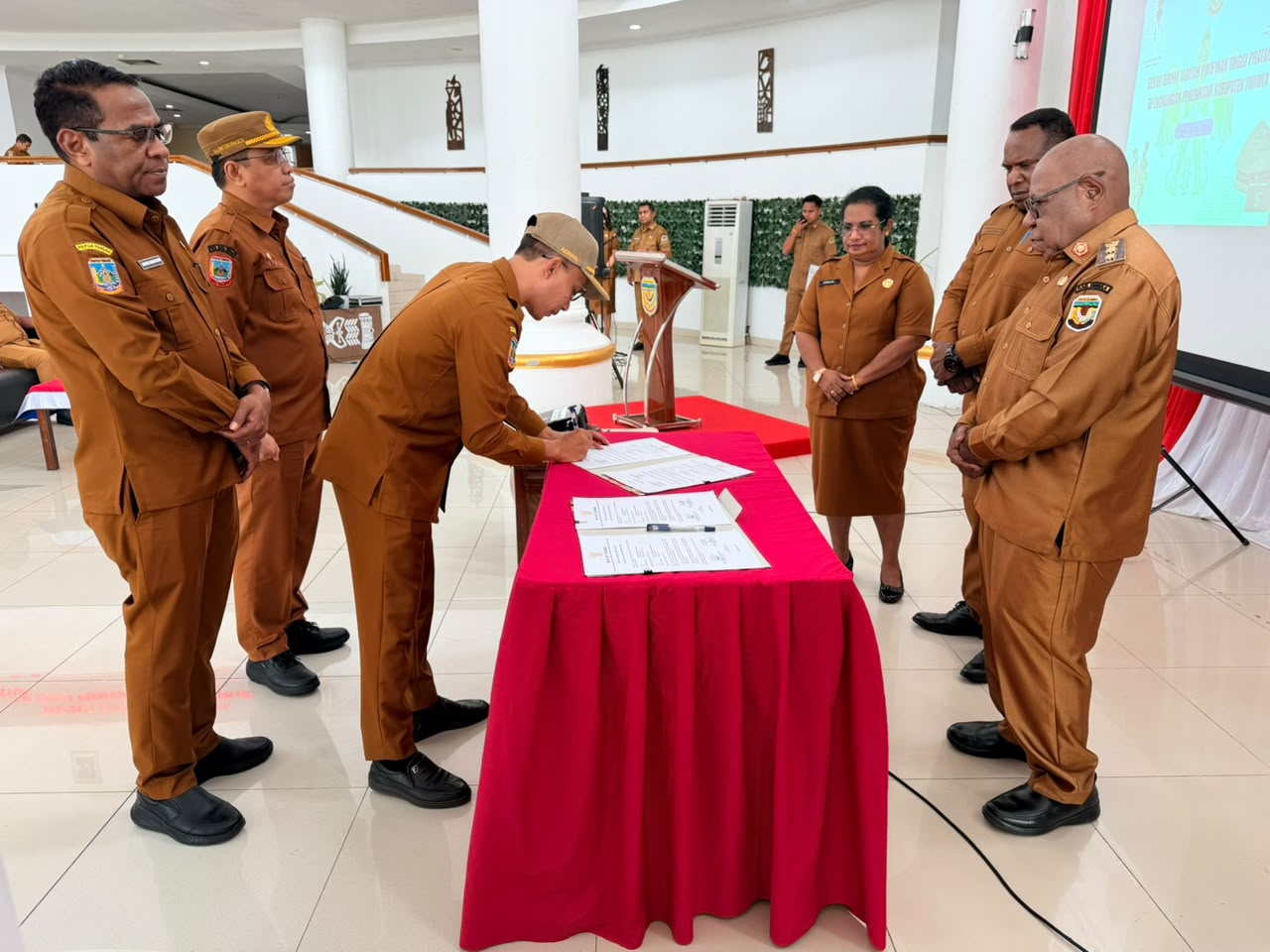 Wakil-Bupati-Mimika-Emanuel-Kemong-menyaksikan-penandatanganan-berita-acara-serah-terima-jabatan-dari-Kepala-BRIDA-Slamet-Sutejo-kepada-Plt-Kepala-BRIDA-Darius-Sabon